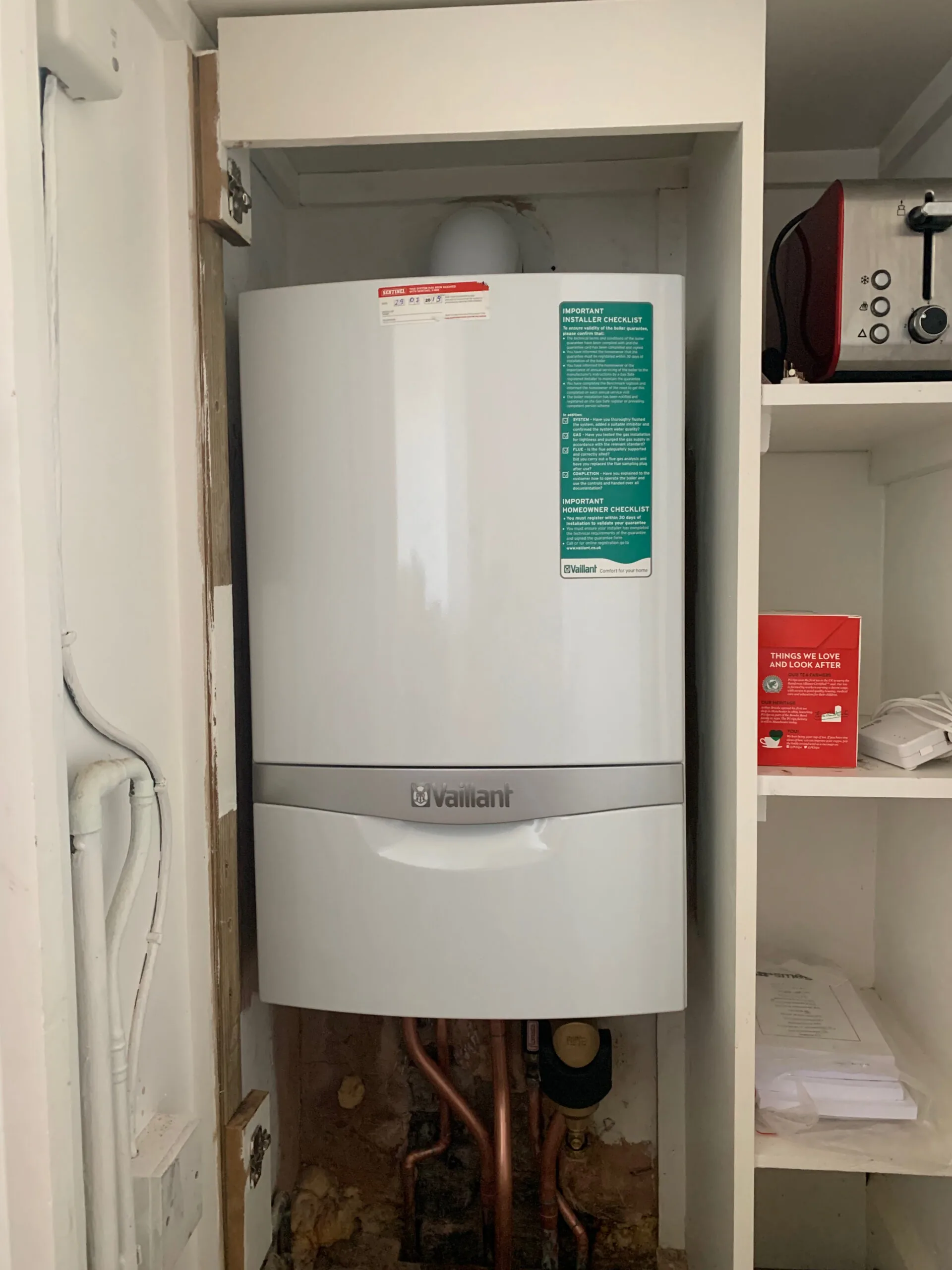 Wall-mounted boiler with pipe connections below