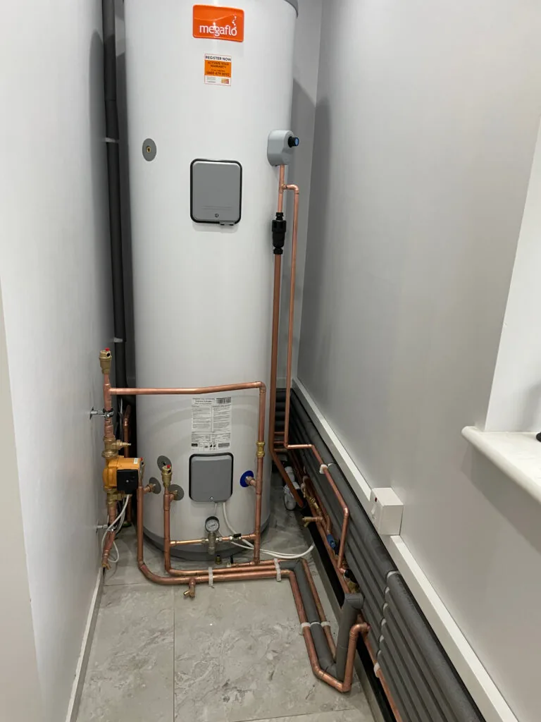 Hot water cylinder with copper pipe connections