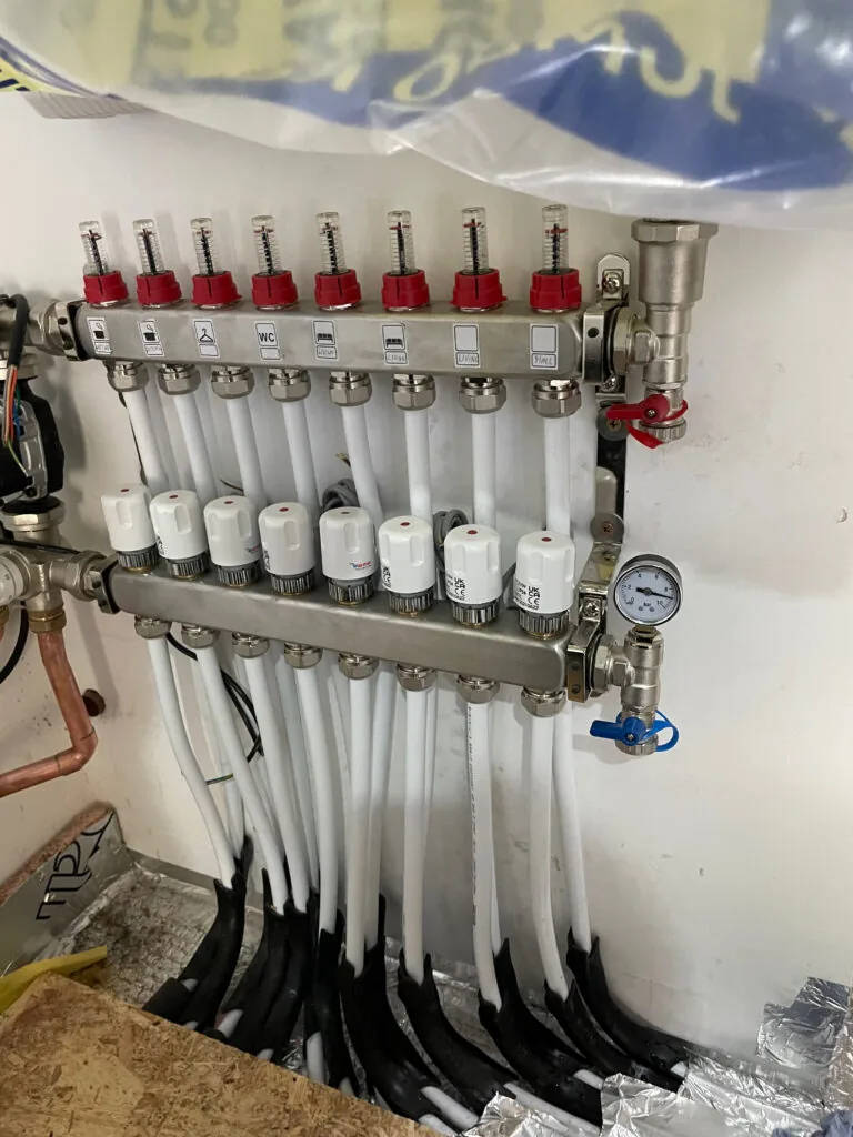 Underfloor heating manifold with multiple pipe connections