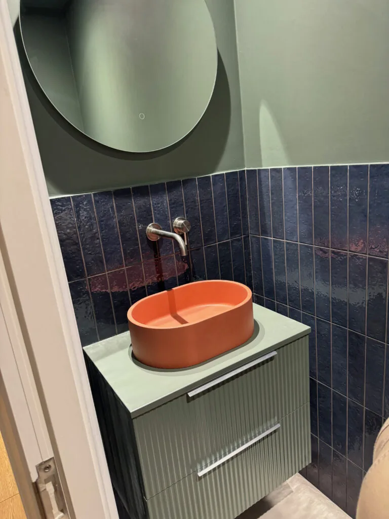 Countertop basin and mirror in a tiled bathroom
