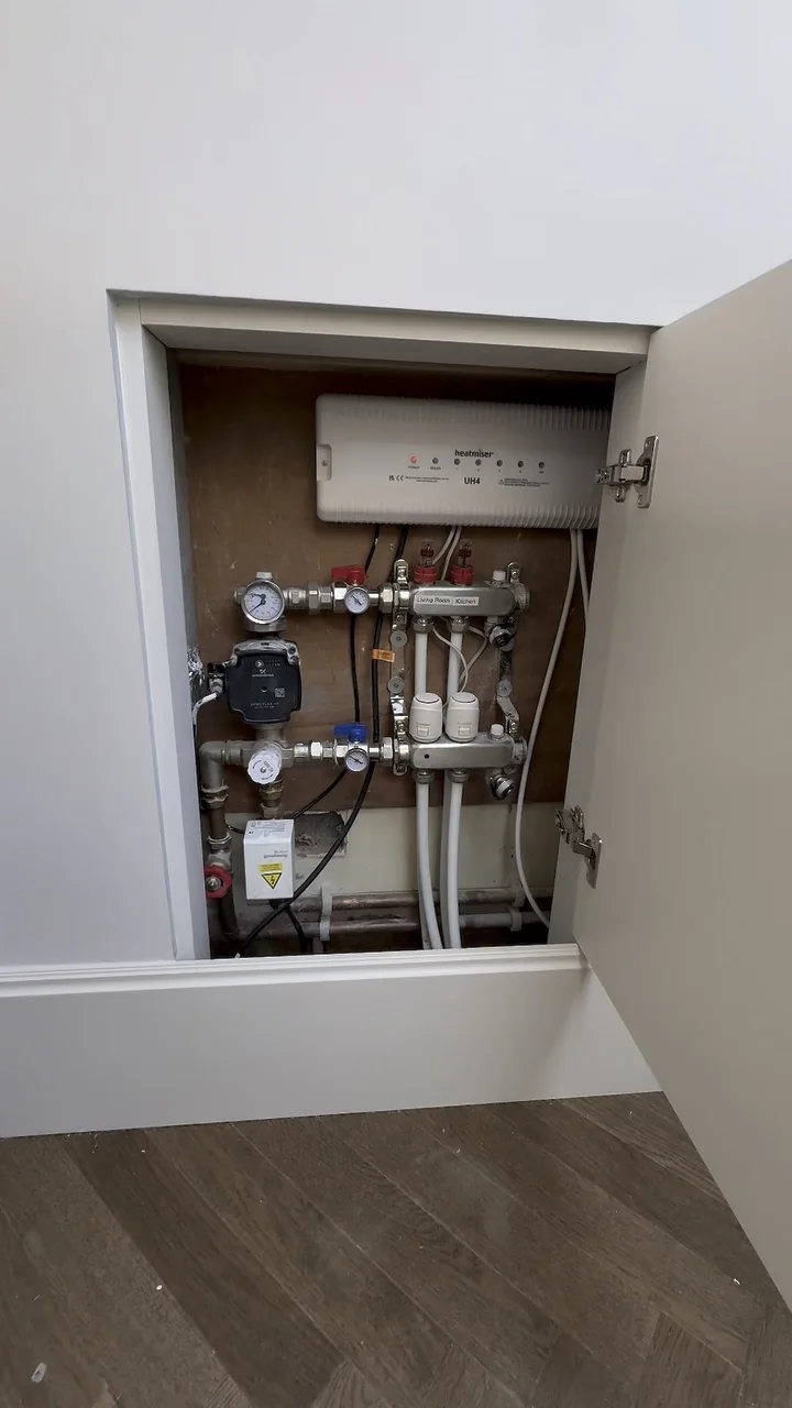 Still from Manifold Connections, Up Close